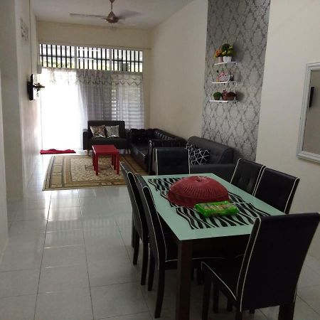 Zah'Ra Homestay Kuala Lipis Exteriör bild