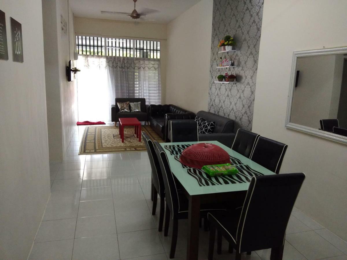 Zah'Ra Homestay Kuala Lipis Exteriör bild