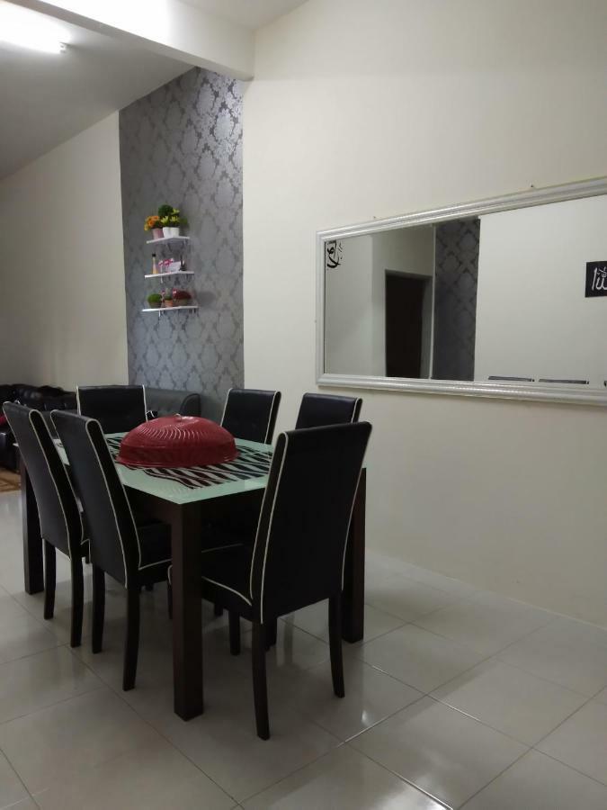 Zah'Ra Homestay Kuala Lipis Exteriör bild